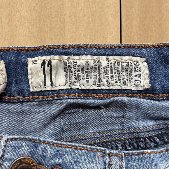 INDIGO REIN Distressed Denim Jean Shorts w/ Fun Patches – Size 11 Juniors - Picture 9 of 10